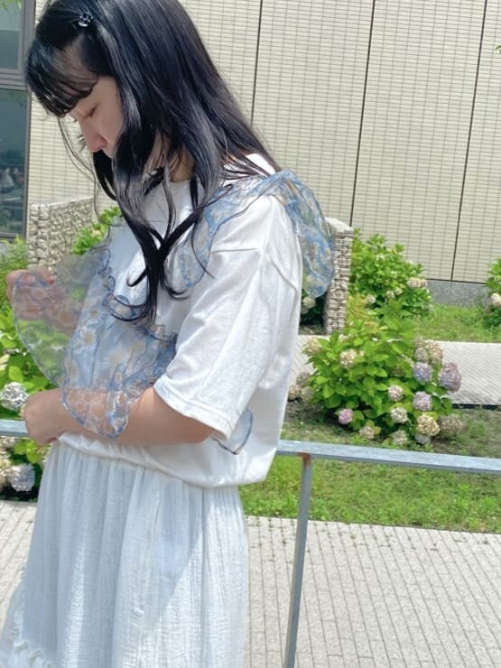 ホワイト系のスカートを着用したレディースの夏コーディネートの5枚目の写真