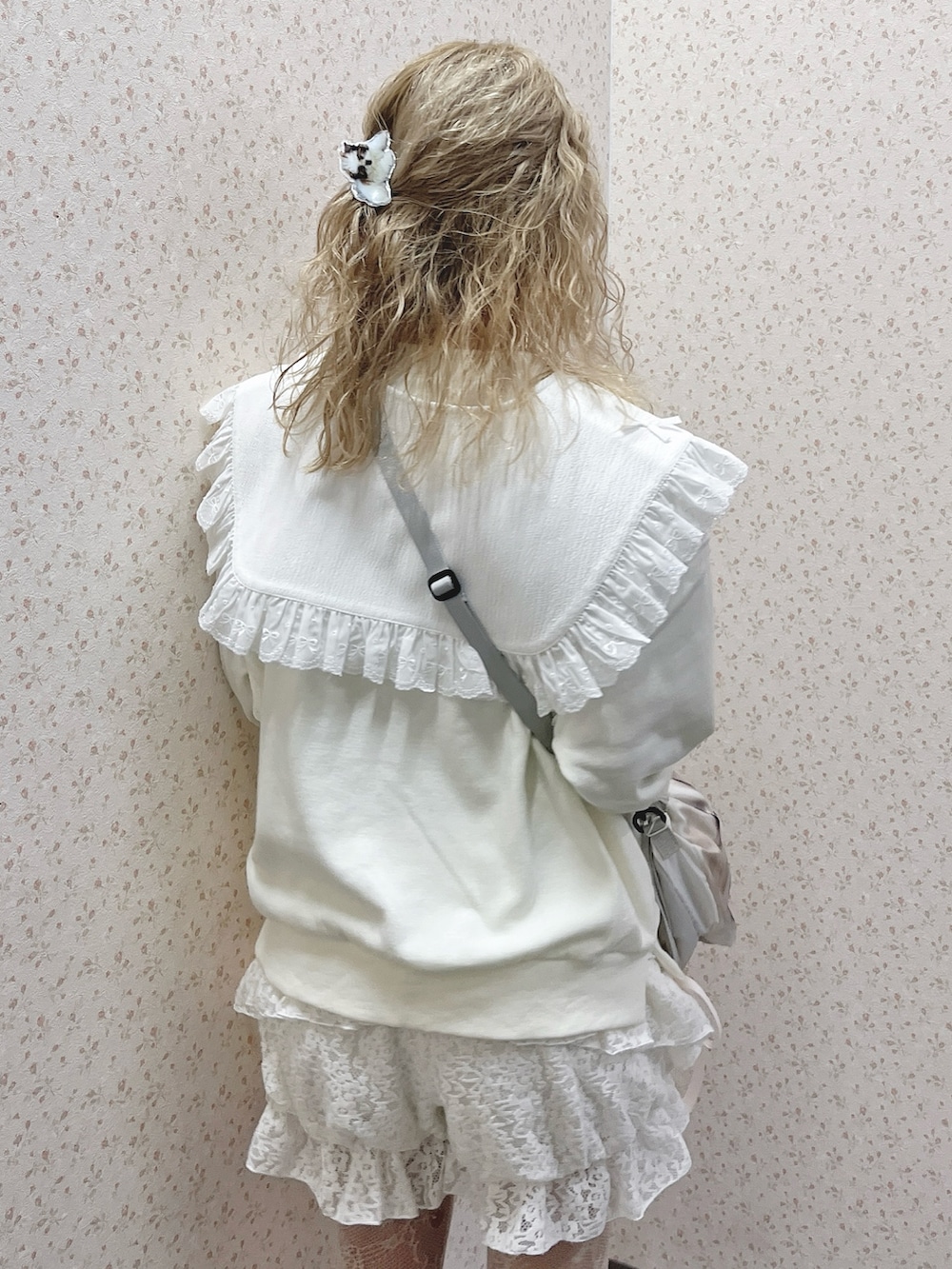 ホワイト系のスウェット、グレー系のショルダーバッグ、ホワイト系のその他パンツを着用したレディースの冬コーディネートの8枚目の写真