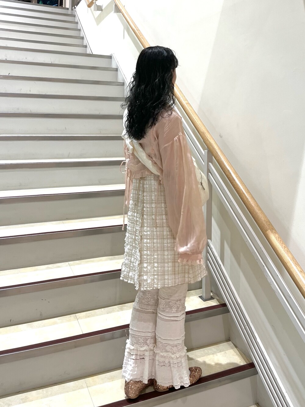 ピンク系のシャツ/ブラウス、ホワイト系のワンピース、ホワイト系のボディバッグ/ウエストポーチを着用したレディースの夏コーディネートの3枚目の写真