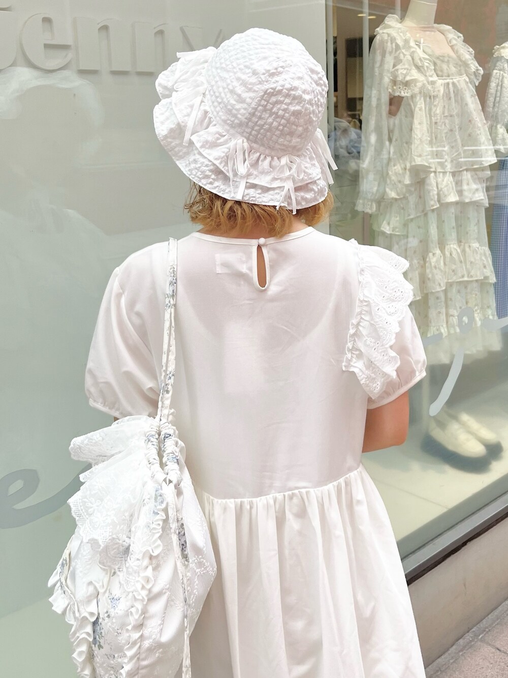 ホワイト系のワンピース、ブルー系のバックパック/リュック、ホワイト系のバレエシューズを着用したレディースの春コーディネートの8枚目の写真