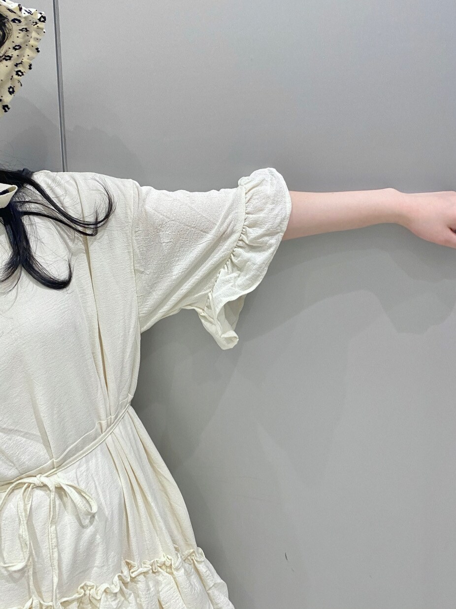 ホワイト系のパンプス、ホワイト系のハットを着用したレディースの夏コーディネートの5枚目の写真