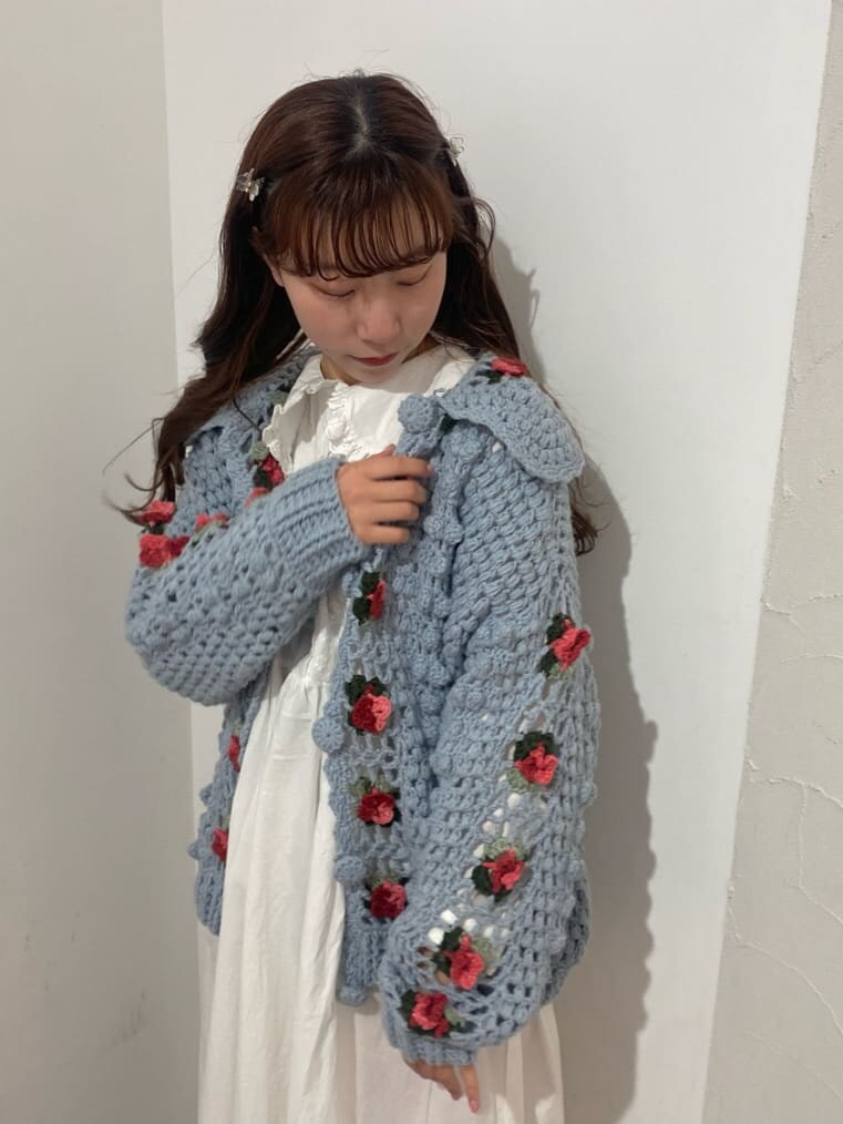 ホワイト系のその他シューズ、ブルー系のカーディガン/ボレロ、ホワイト系のワンピースを着用したレディースの春コーディネートの5枚目の写真