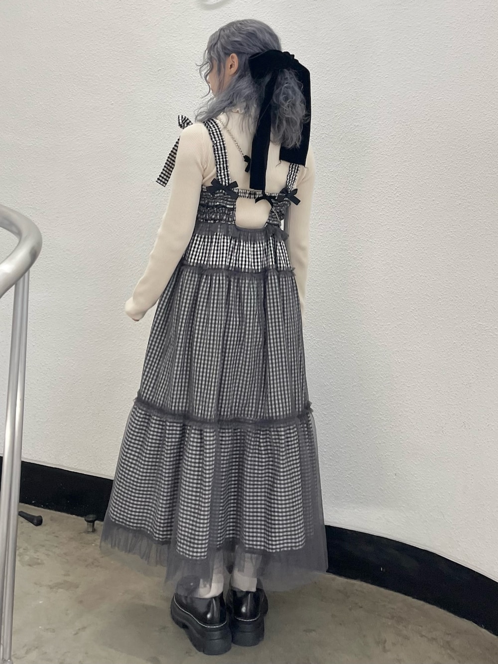 ブラック系のワンピース、ホワイト系のニット/セーター、ブラック系のローファーを着用したレディースの秋コーディネートの2枚目の写真