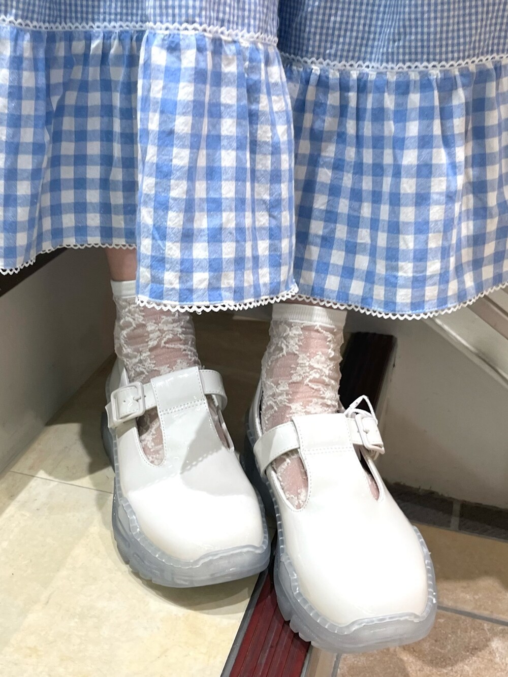 ホワイト系のシャツ/ブラウス、ブルー系のスカート、ホワイト系のトートバッグを着用したレディースの春コーディネートの5枚目の写真