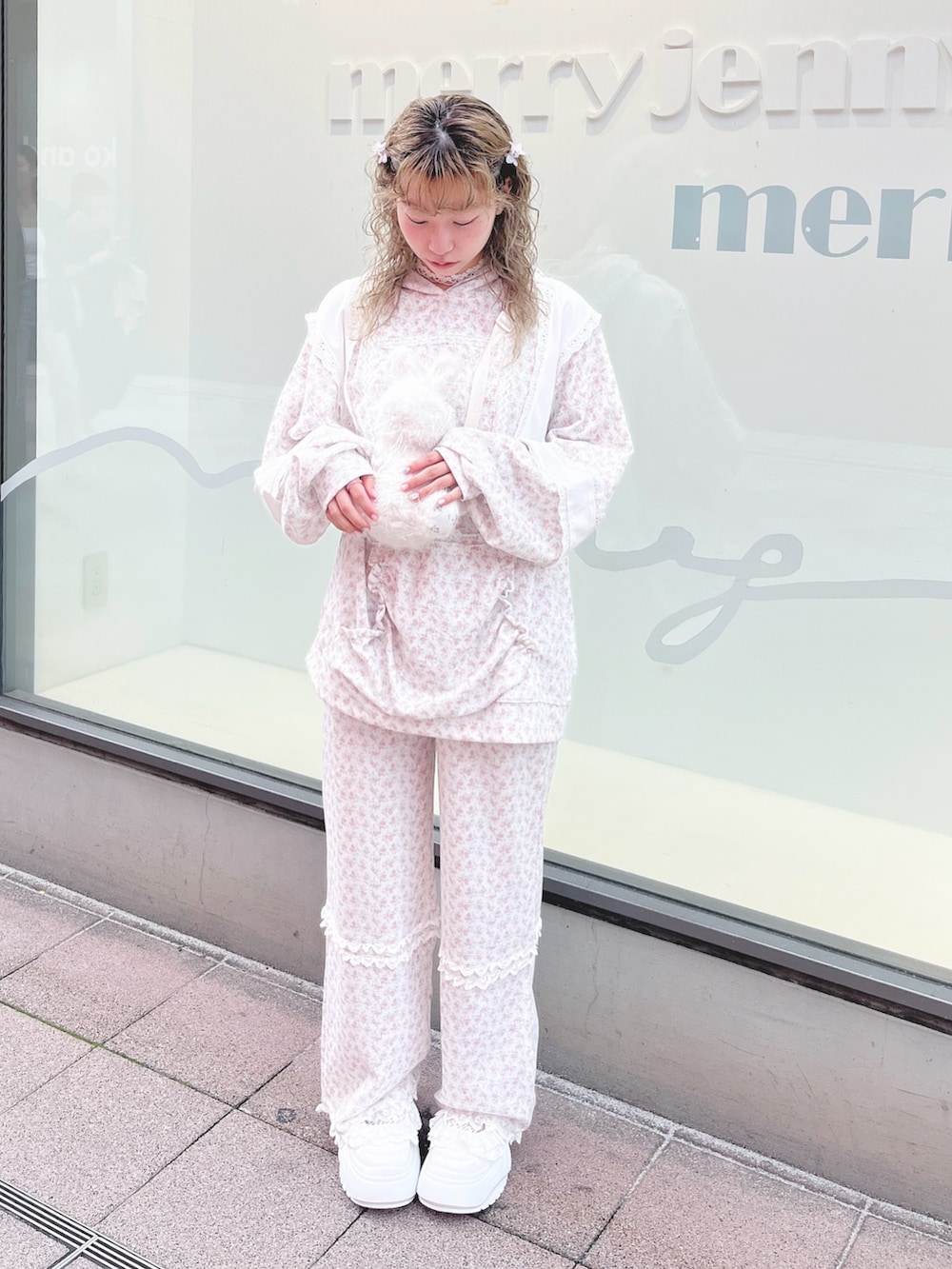 ピンク系のパーカー、ピンク系のカーゴパンツ、ホワイト系のショルダーバッグを着用したレディースの秋コーディネートの2枚目の写真