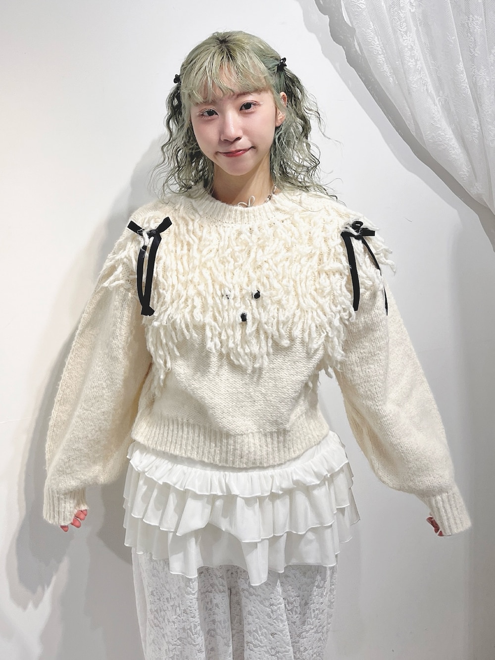 ホワイト系のその他パンツ、ホワイト系のニット/セーター、ホワイト系のTシャツ/カットソーを着用したレディースの夏コーディネートの4枚目の写真
