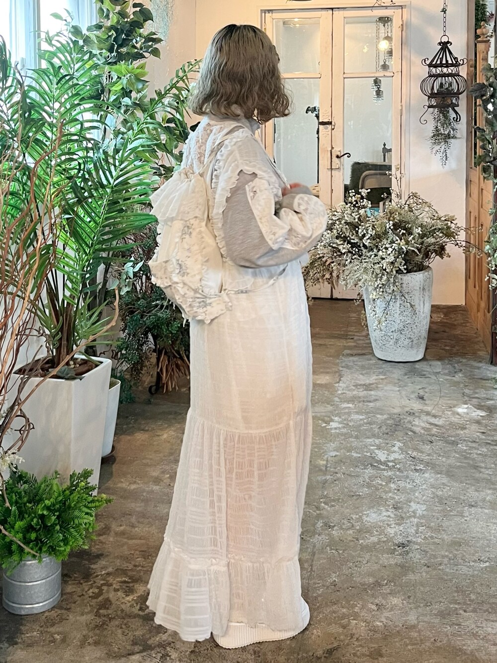 グレー系のジャージ、ホワイト系のワンピース、ホワイト系のスカートを着用したレディースの春コーディネートの4枚目の写真