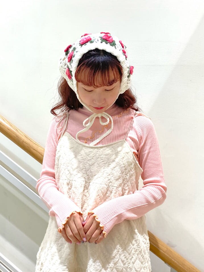 ホワイト系のワンピース、ホワイト系のパンプス、ピンク系のニット/セーターを着用したレディースの秋コーディネートの3枚目の写真