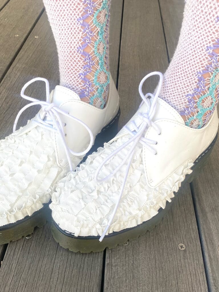 ホワイト系のショルダーバッグ、ホワイト系のシャツ/ブラウス、ピンク系のスカートを着用したレディースの春コーディネートの5枚目の写真