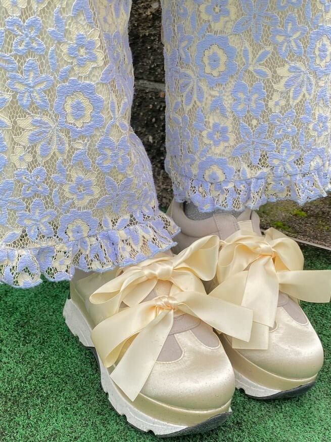 ブルー系のその他パンツ、ホワイト系のスニーカー、ピンク系のショルダーバッグを着用したレディースの春コーディネートの5枚目の写真