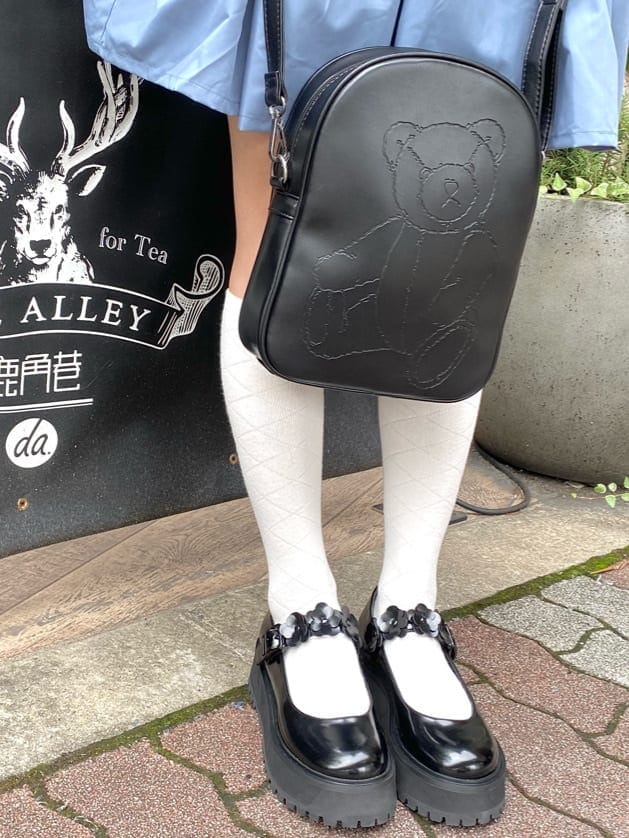 ブラック系のローファー、ブラック系のショルダーバッグ、ブルー系のワンピースを着用したレディースの秋コーディネートの5枚目の写真