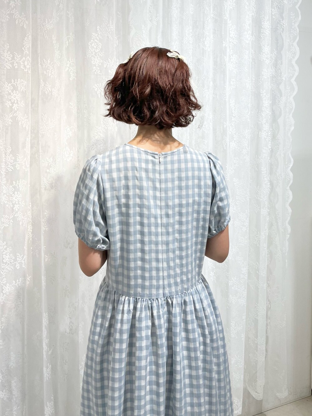ブルー系のワンピース、ホワイト系のバレエシューズを着用したレディースの冬コーディネートの8枚目の写真