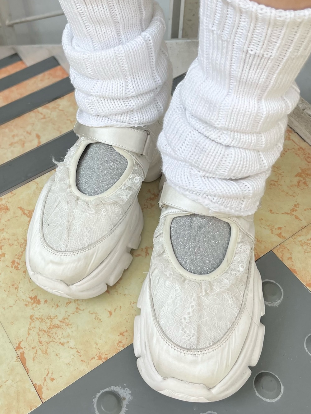 ホワイト系のカーディガン/ボレロ、ホワイト系のショルダーバッグ、ホワイト系のワンピースを着用したレディースの秋コーディネートの10枚目の写真