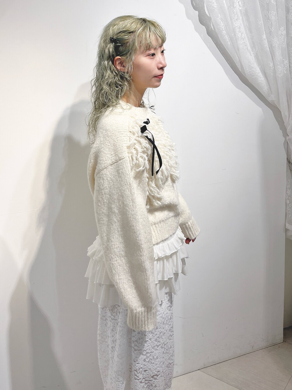 ホワイト系のその他パンツ、ホワイト系のニット/セーター、ホワイト系のTシャツ/カットソーを着用したレディースの夏コーディネートの5枚目の写真