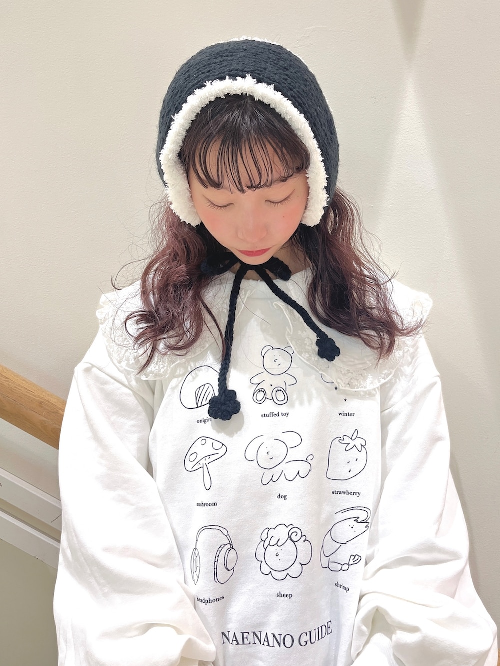 ホワイト系のスウェット、ホワイト系のシャツ/ブラウス、ブルー系のスカートを着用したレディースの秋コーディネートの5枚目の写真