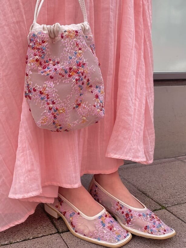 ピンク系のワンピース、ピンク系のパンプス、ピンク系のハンドバッグを着用したレディースの春コーディネートの8枚目の写真