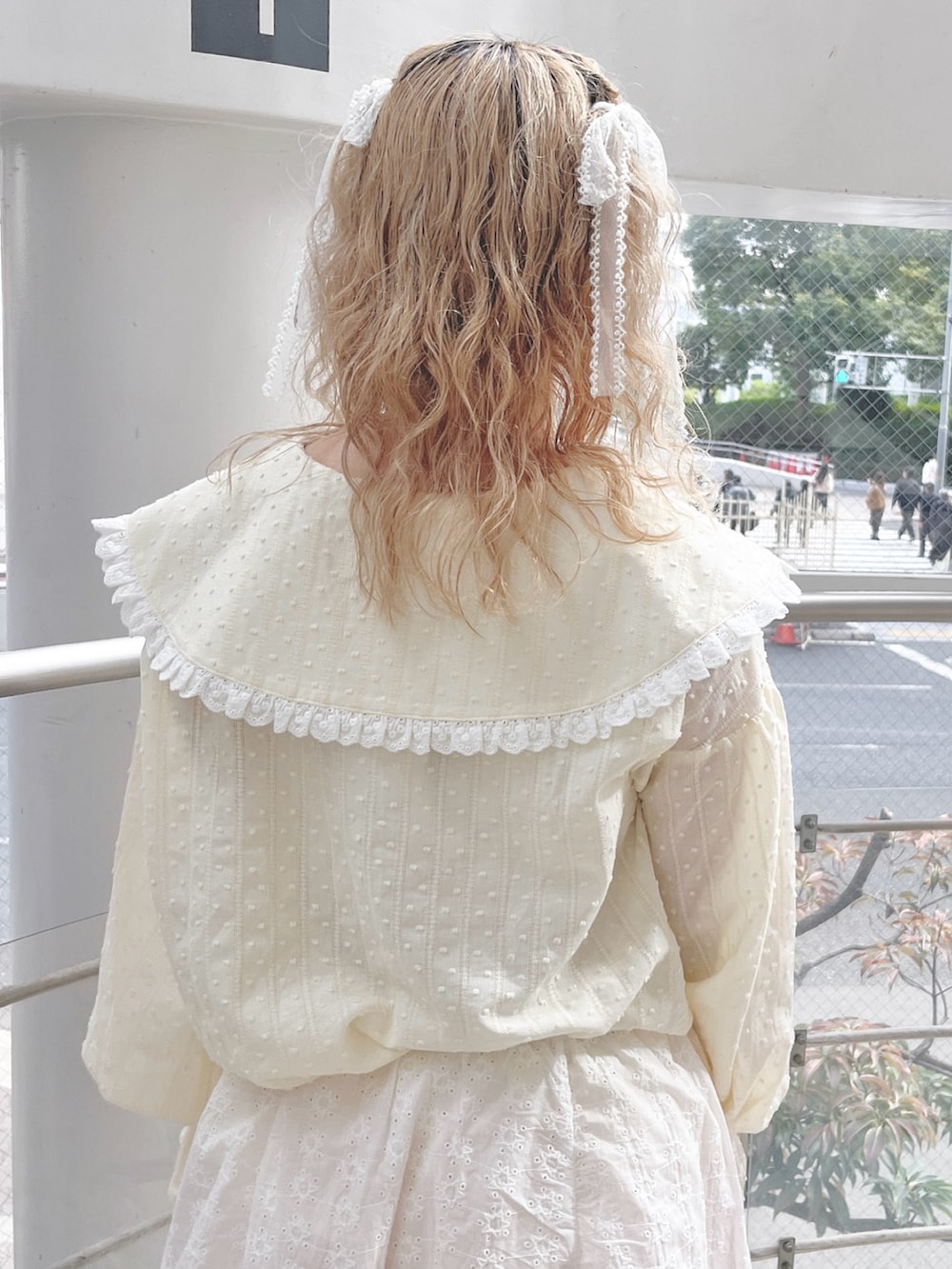 イエロー系のシャツ/ブラウス、ホワイト系のスカート、ピンク系のスウェットパンツを着用したレディースの冬コーディネートの8枚目の写真