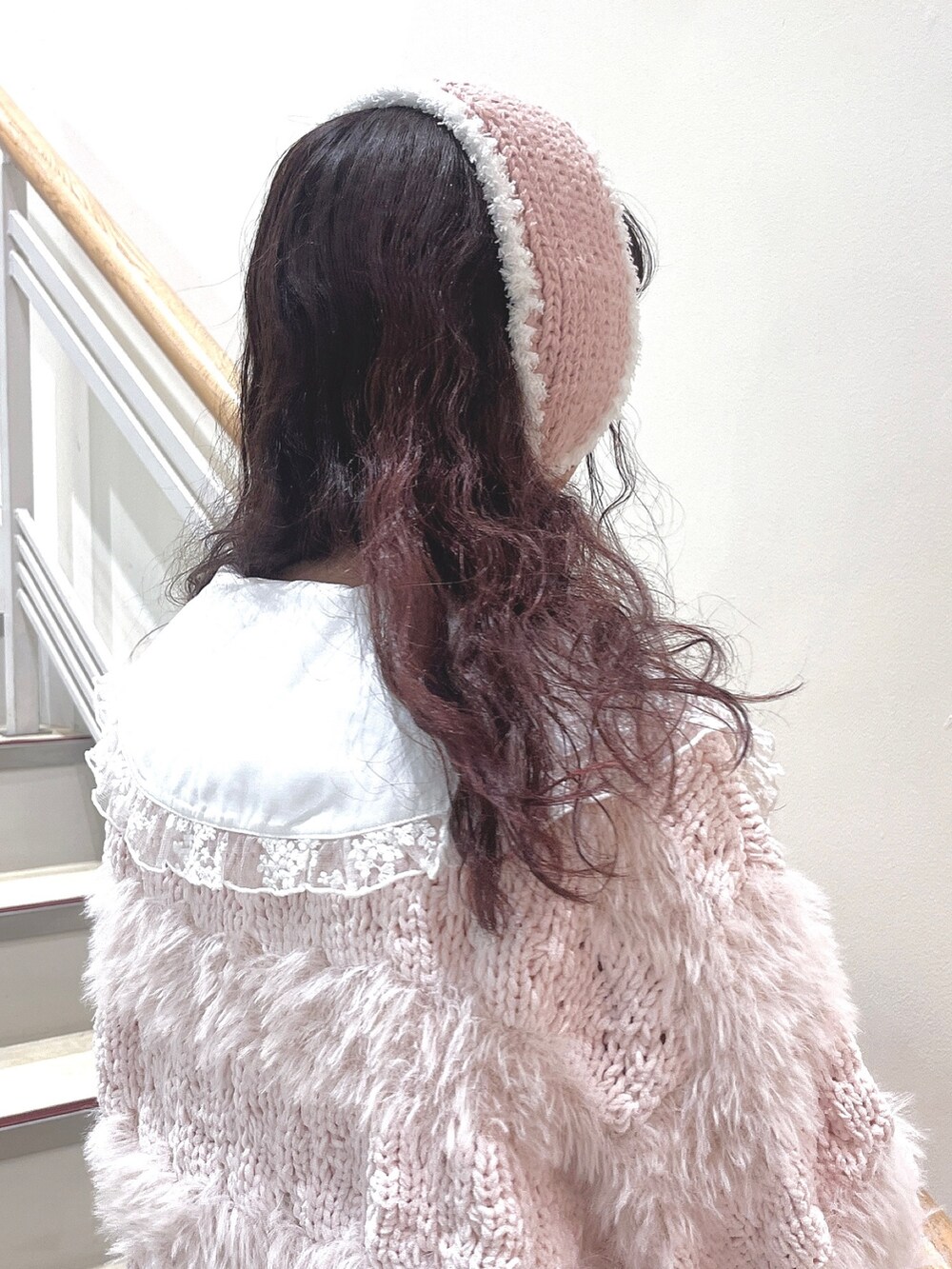 ピンク系のカーディガン/ボレロ、ホワイト系のシャツ/ブラウス、ホワイト系のワンピースを着用したレディースの秋コーディネートの4枚目の写真