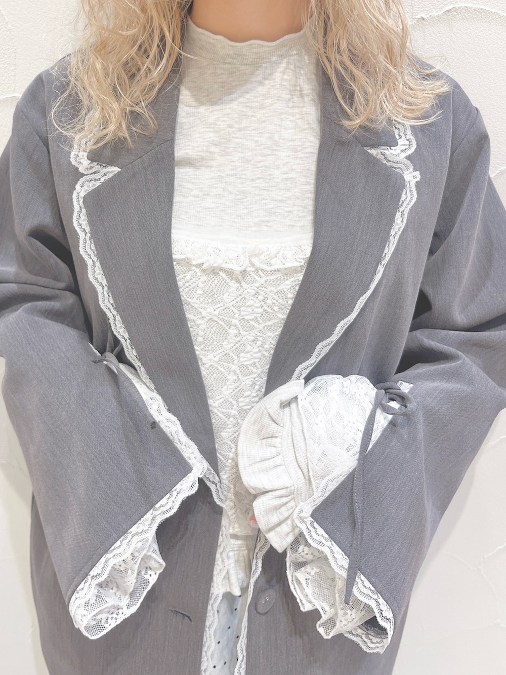 グレー系のテーラードジャケット、グレー系のTシャツ/カットソー、その他のスカートを着用したレディースの冬コーディネートの7枚目の写真