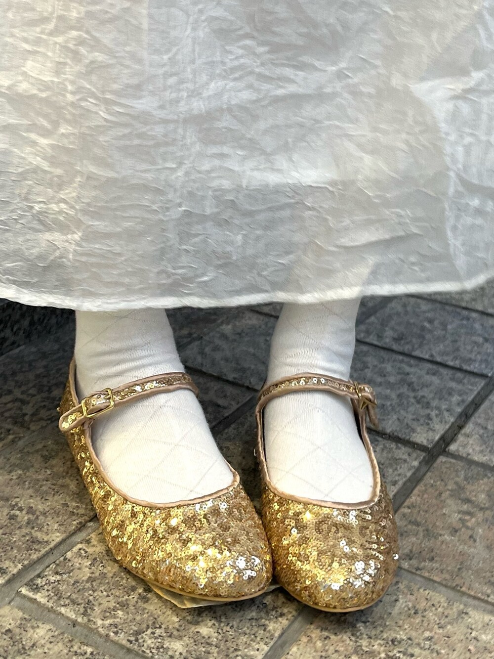 ピンク系のシャツ/ブラウス、ホワイト系のワンピース、ゴールド系のパンプスを着用したレディースの春コーディネートの6枚目の写真