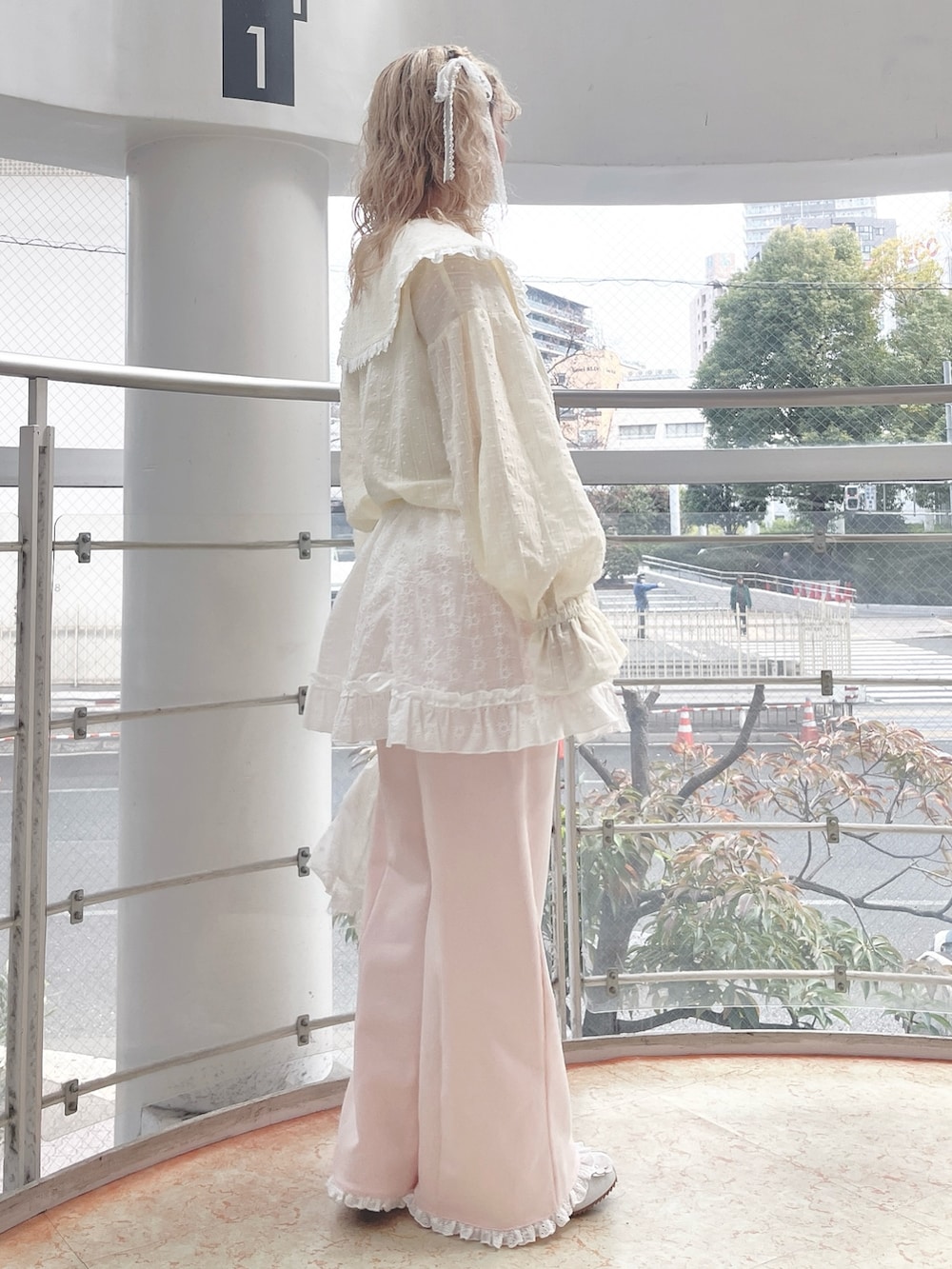 イエロー系のシャツ/ブラウス、ホワイト系のスカート、ピンク系のスウェットパンツを着用したレディースの冬コーディネートの3枚目の写真