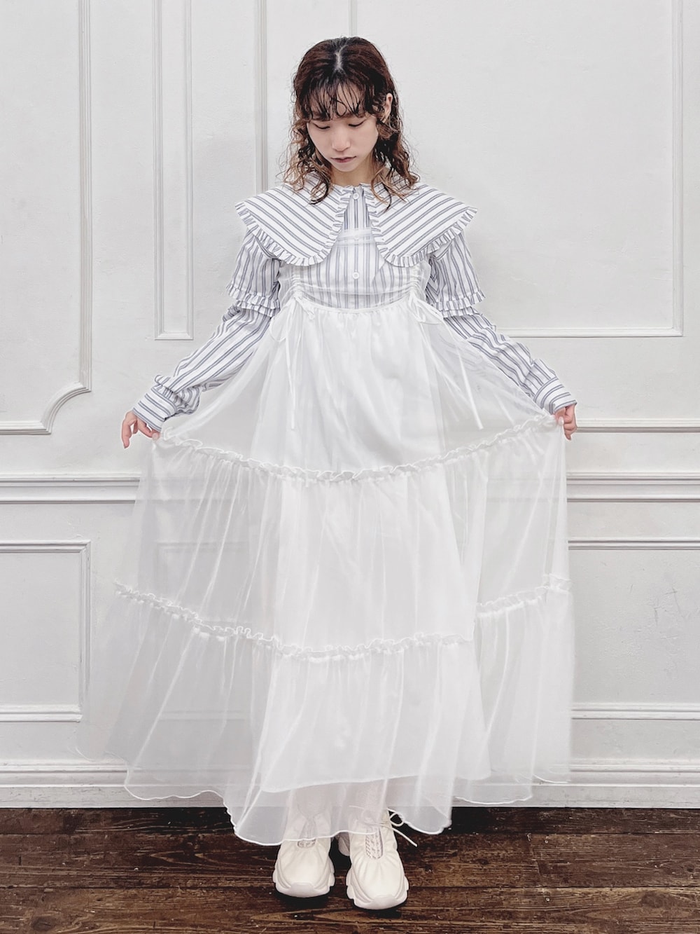 ホワイト系のシャツ/ブラウス、ホワイト系のシャツ/ブラウス、ホワイト系のワンピースを着用したレディースの夏コーディネートの5枚目の写真