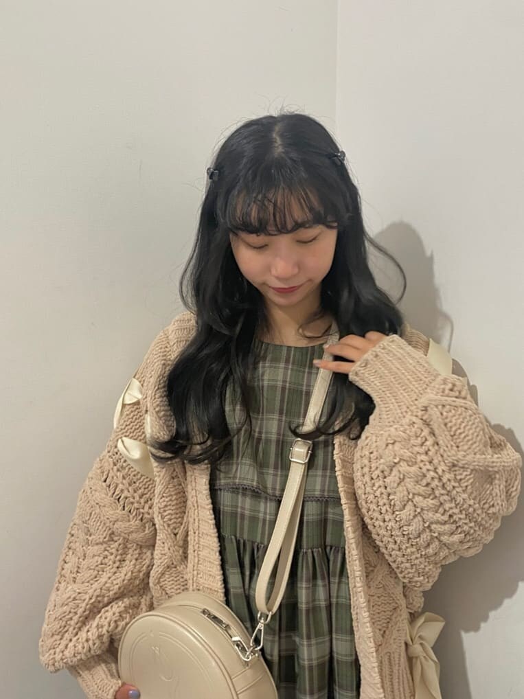 ベージュ系のカーディガン/ボレロ、ホワイト系のショルダーバッグ、グリーン系のワンピースを着用したレディースの秋コーディネートの3枚目の写真