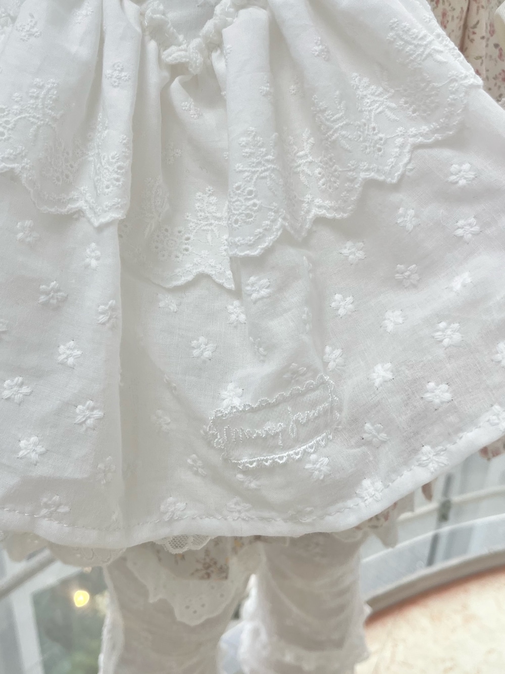 ホワイト系のTシャツ/カットソー、ホワイト系のショルダーバッグ、ピンク系のスカートを着用したレディースの冬コーディネートの8枚目の写真