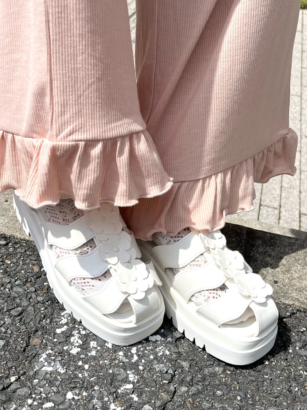 ホワイト系のサンダル、ホワイト系のTシャツ/カットソー、ピンク系のその他パンツを着用したレディースの春コーディネートの6枚目の写真