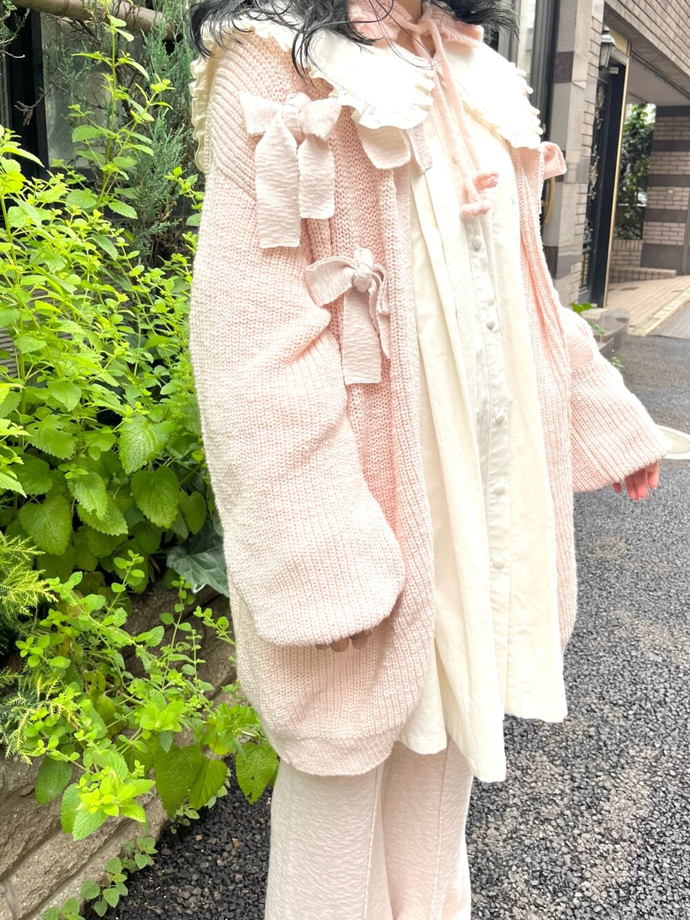 ピンク系のカーディガン/ボレロ、ピンク系のスウェットパンツ、ホワイト系のスニーカーを着用したレディースの夏コーディネートの7枚目の写真