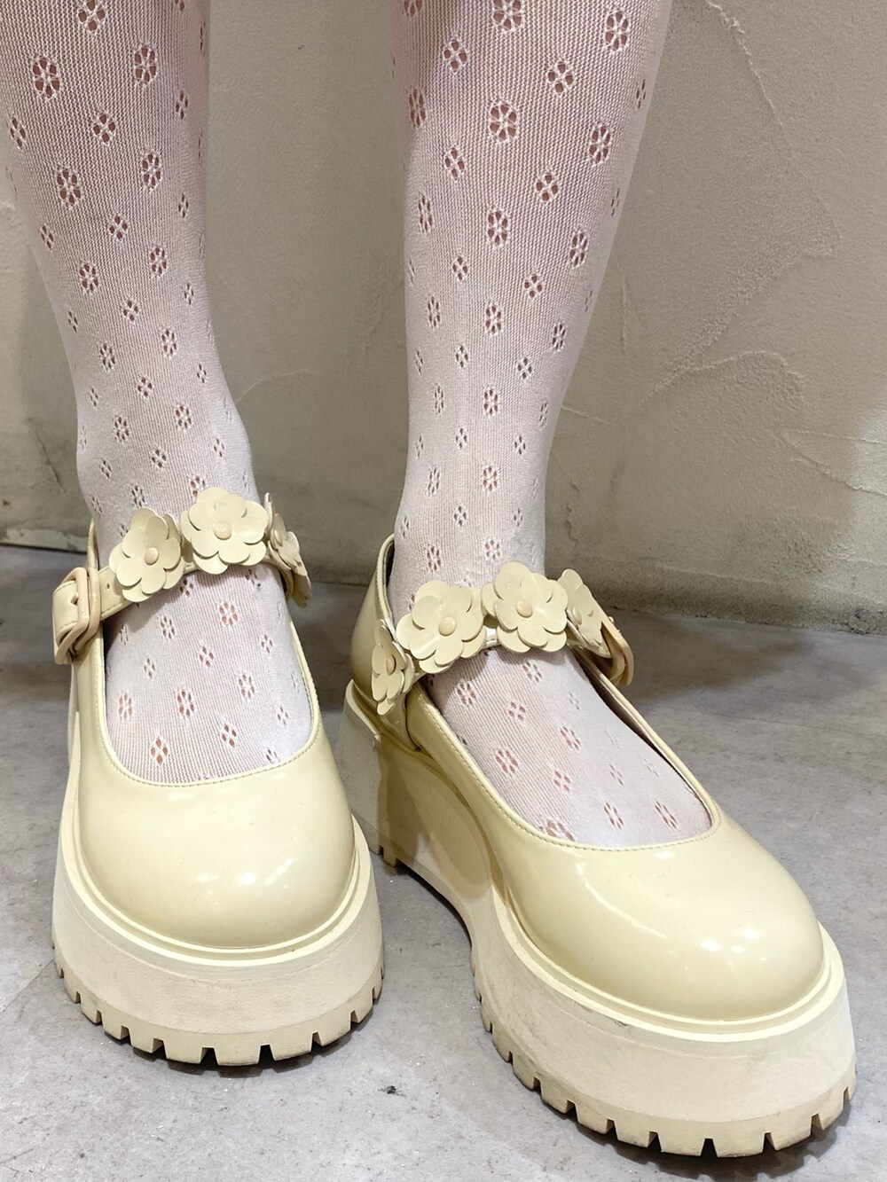 ブルー系のワンピース、ホワイト系のシャツ/ブラウス、ホワイト系のローファーを着用したレディースの冬コーディネートの6枚目の写真
