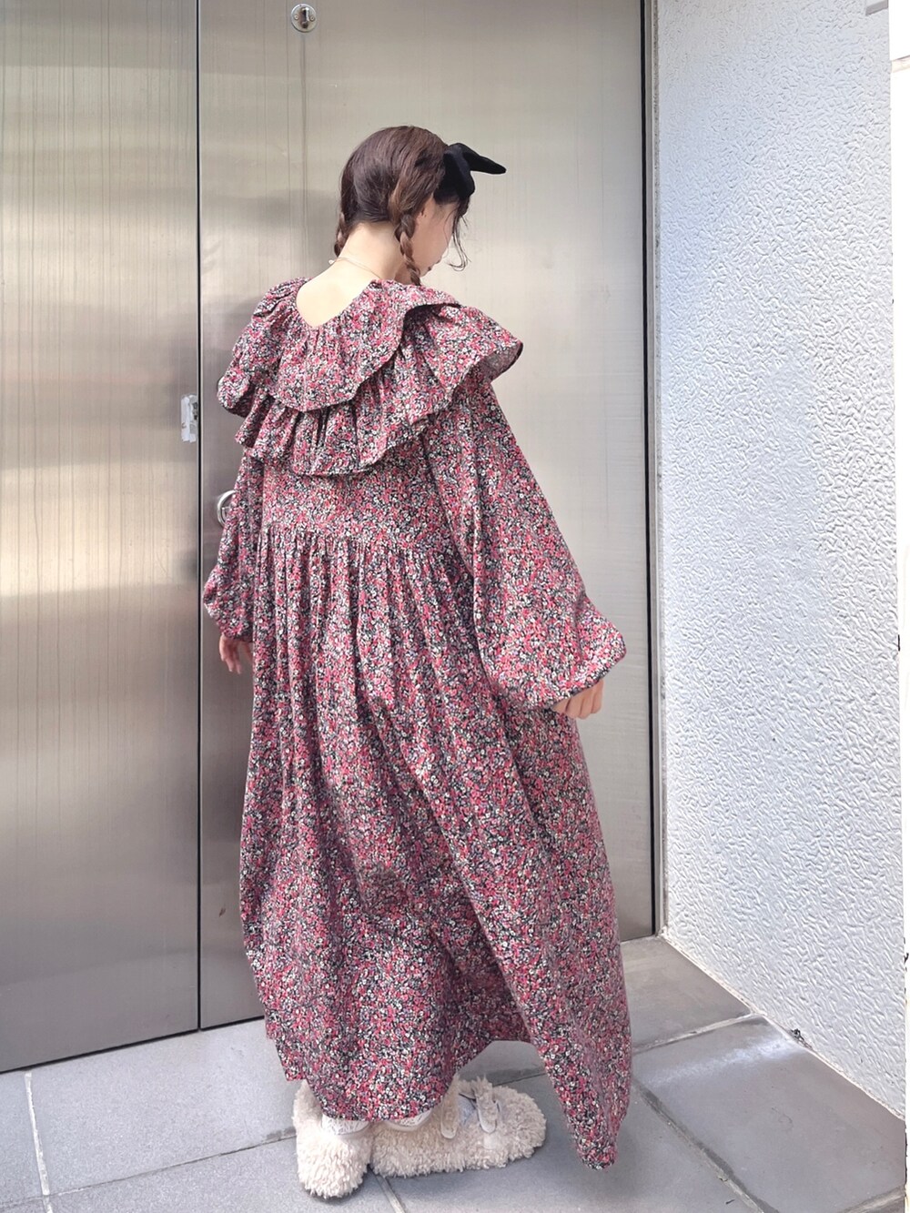 ピンク系のワンピース、ブラック系のカチューシャを着用したレディースの夏コーディネートの2枚目の写真