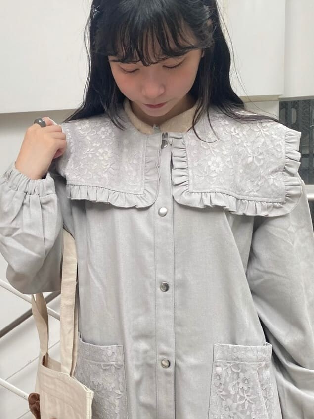 ベージュ系のワンピース、ピンク系のスニーカー、ホワイト系のトートバッグを着用したレディースの夏コーディネートの5枚目の写真