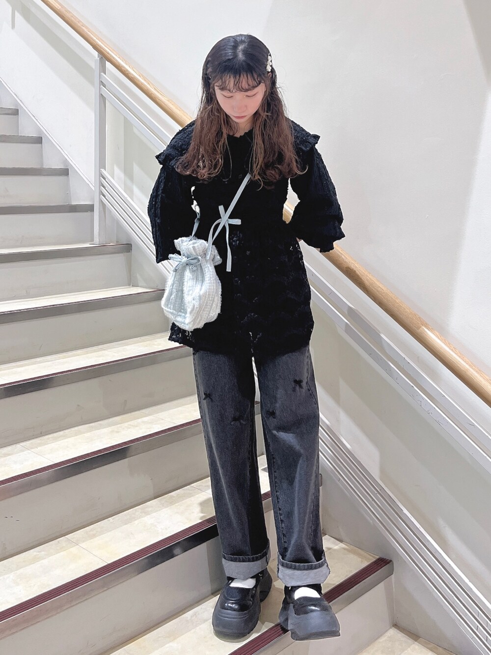 ブラック系のシャツ/ブラウス、ブラック系のキャミソール、ブルー系のショルダーバッグを着用したレディースの春コーディネートの2枚目の写真