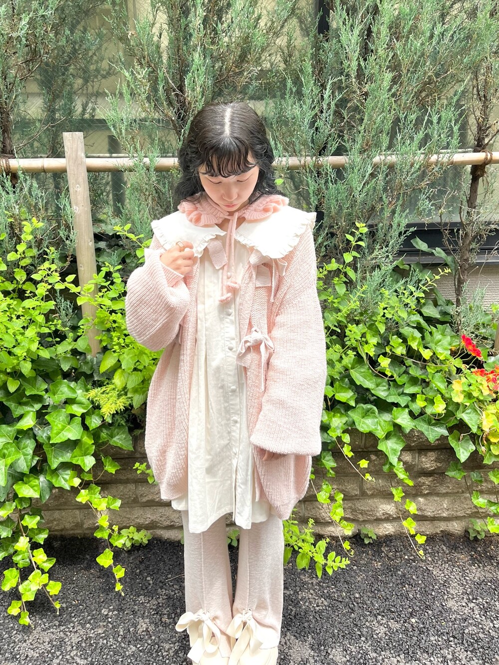 ピンク系のカーディガン/ボレロ、ピンク系のスウェットパンツ、ホワイト系のスニーカーを着用したレディースの夏コーディネートの5枚目の写真