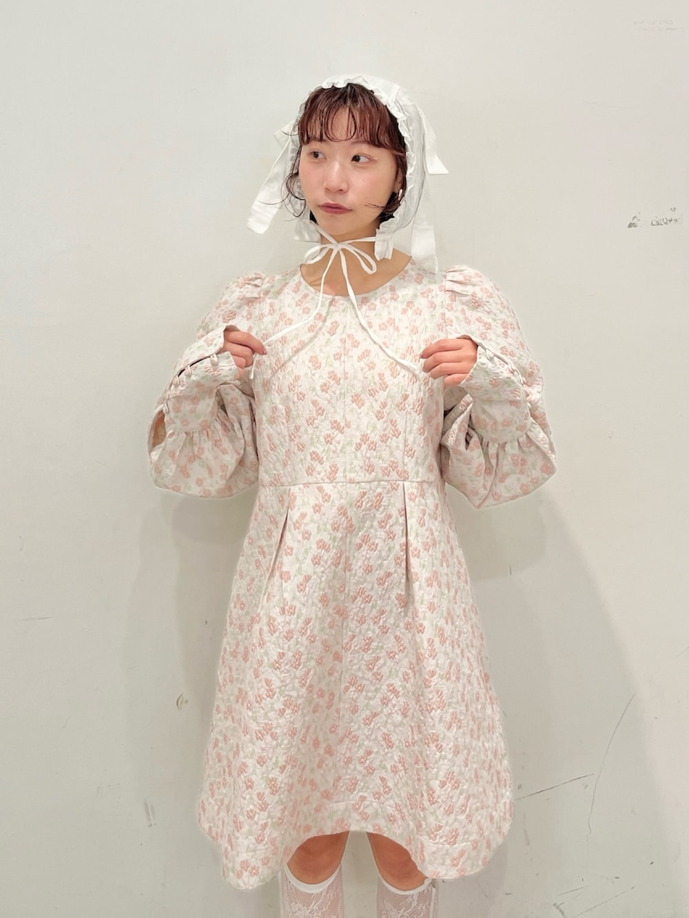 ピンク系のワンピース、ホワイト系のバレエシューズ、ホワイト系のその他ヘアアクセサリーを着用したレディースの冬コーディネートの6枚目の写真