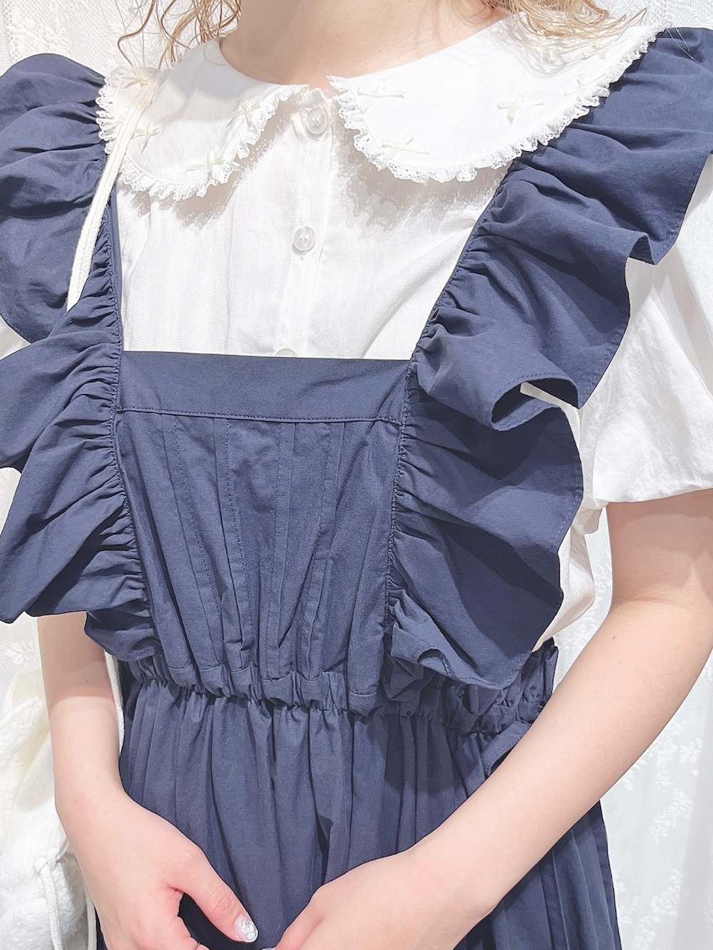 ブルー系のワンピース、ホワイト系のシャツ/ブラウス、ホワイト系のバックパック/リュックを着用したレディースの夏コーディネートの8枚目の写真