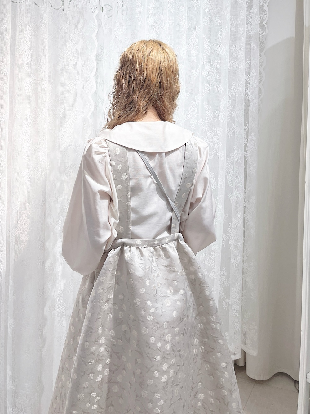 ピンク系のシャツ/ブラウス、ホワイト系のワンピース、ホワイト系のハンドバッグを着用したレディースの夏コーディネートの7枚目の写真