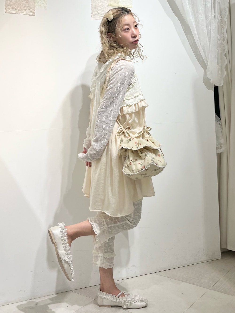 ホワイト系のその他トップス、ホワイト系のTシャツ/カットソー、ホワイト系のショルダーバッグを着用したレディースの秋コーディネートの3枚目の写真