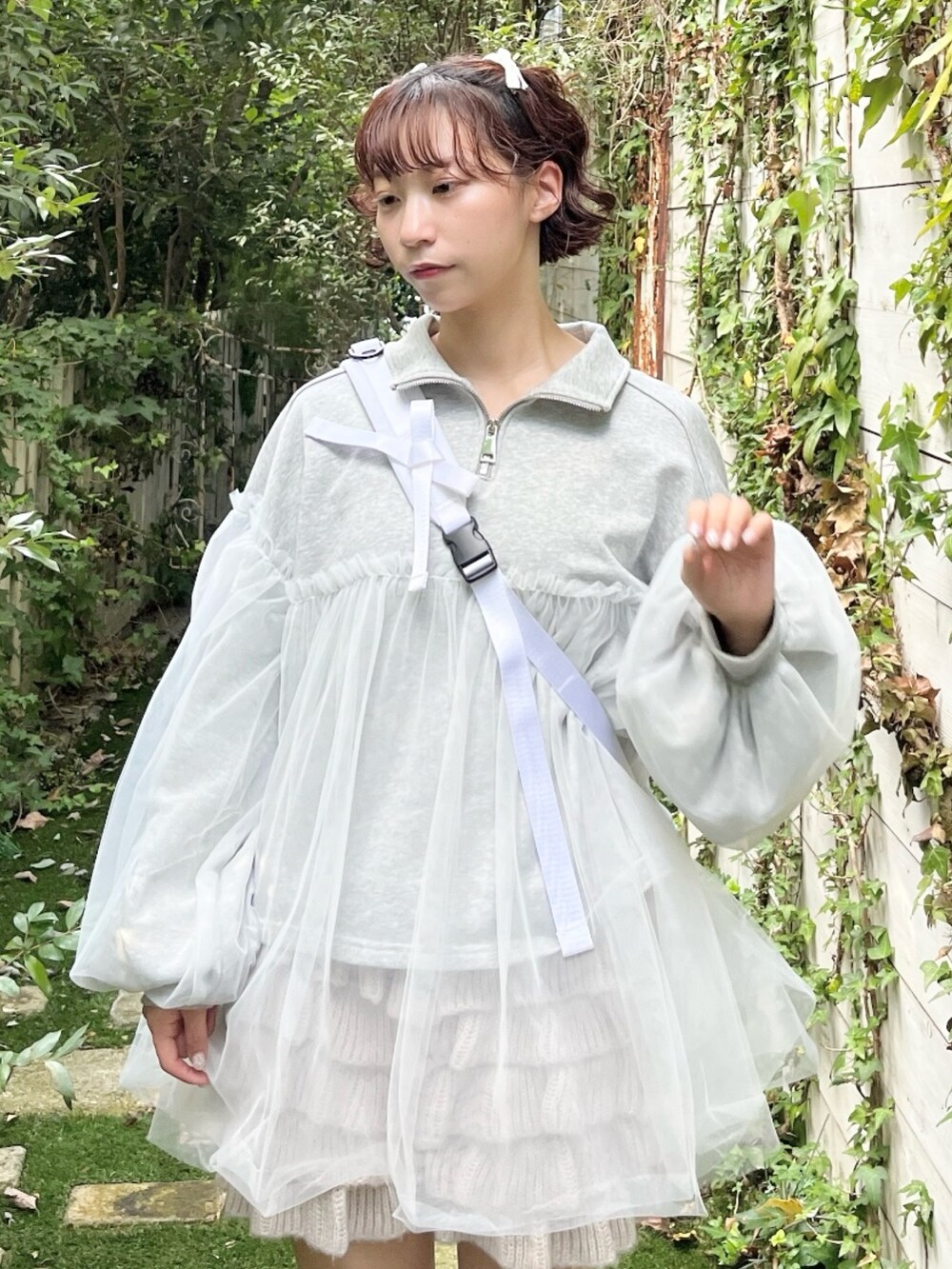 グレー系のスウェット、ホワイト系のショルダーバッグ、ベージュ系のスウェットパンツを着用したレディースの秋コーディネートの6枚目の写真