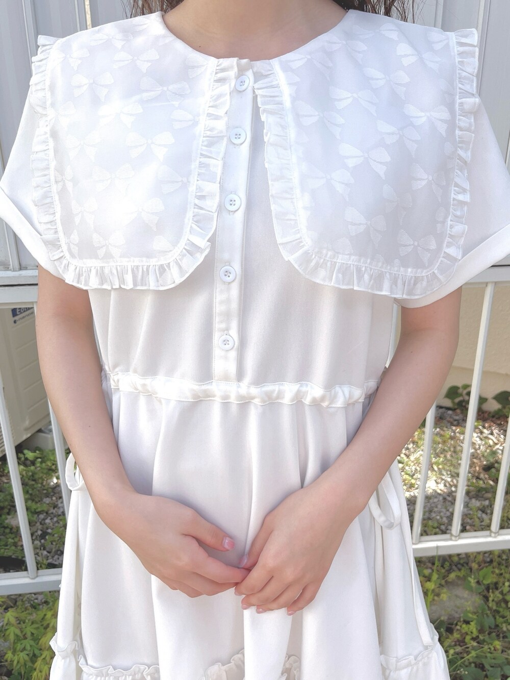 ホワイト系のワンピース、ピンク系のサンダルを着用したレディースの春コーディネートの8枚目の写真