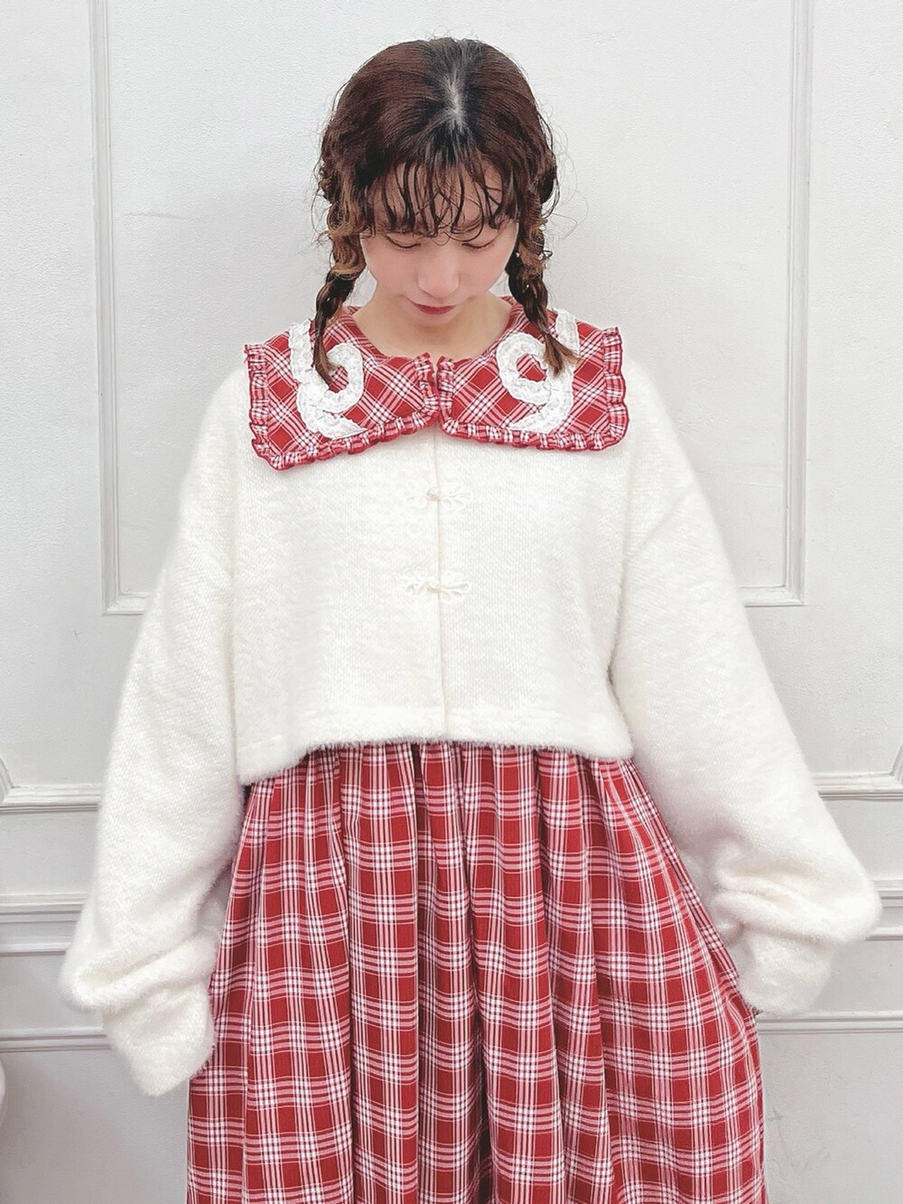 レッド系のワンピース、ホワイト系のカーディガン/ボレロ、ホワイト系のローファーを着用したレディースの夏コーディネートの6枚目の写真