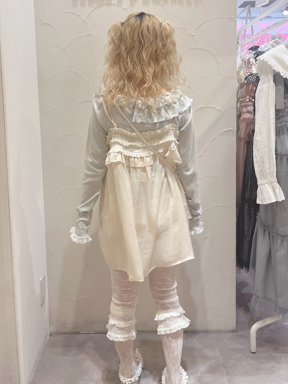 グリーン系のTシャツ/カットソー、ホワイト系のその他パンツ、ホワイト系のその他トップスを着用したレディースの春コーディネートの4枚目の写真