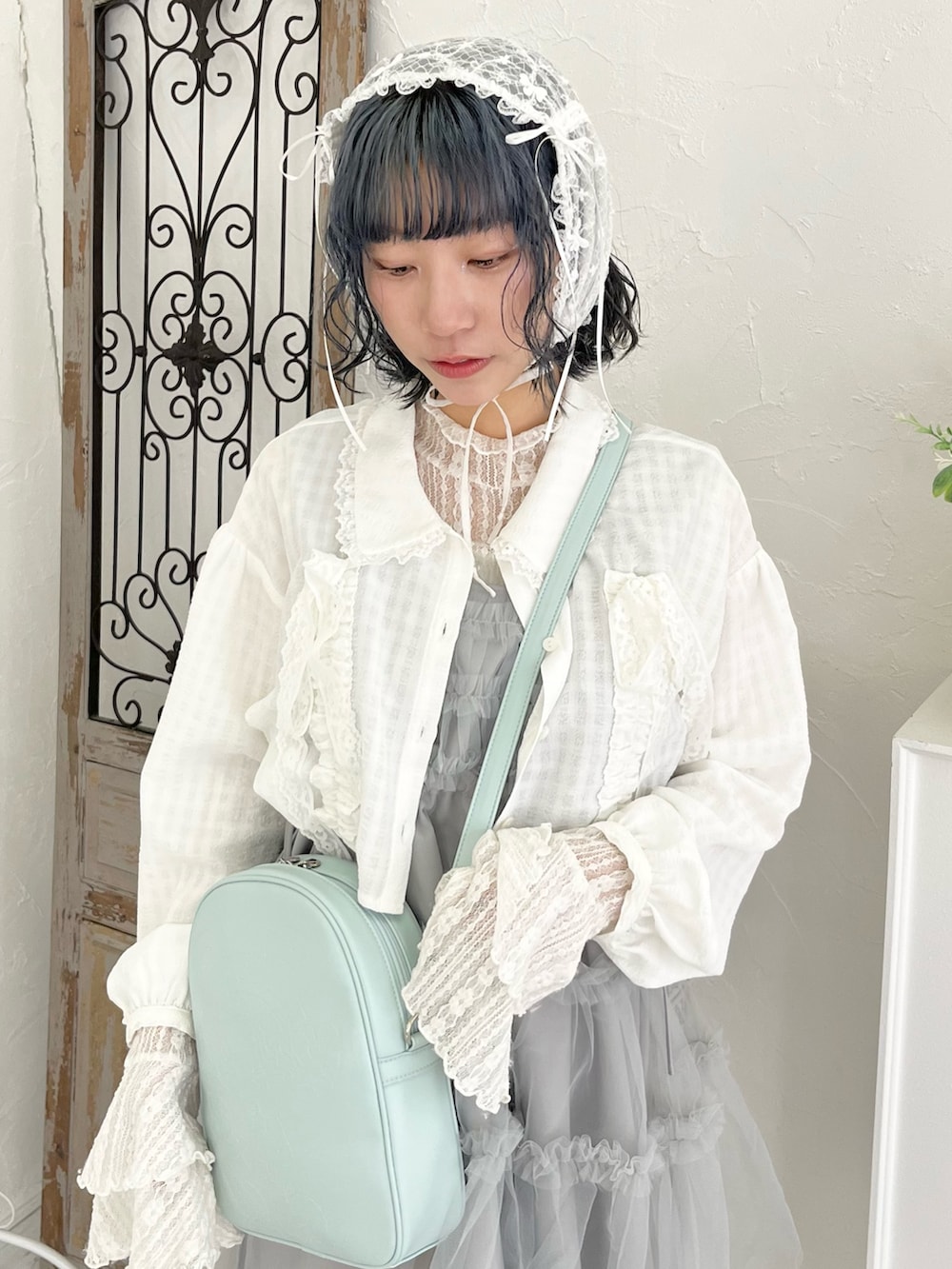 ホワイト系のTシャツ/カットソー、ホワイト系のシャツ/ブラウス、グレー系のワンピースを着用したレディースの冬コーディネートの7枚目の写真