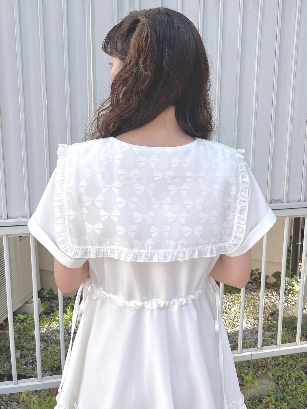 ホワイト系のワンピース、ピンク系のサンダルを着用したレディースの春コーディネートの7枚目の写真