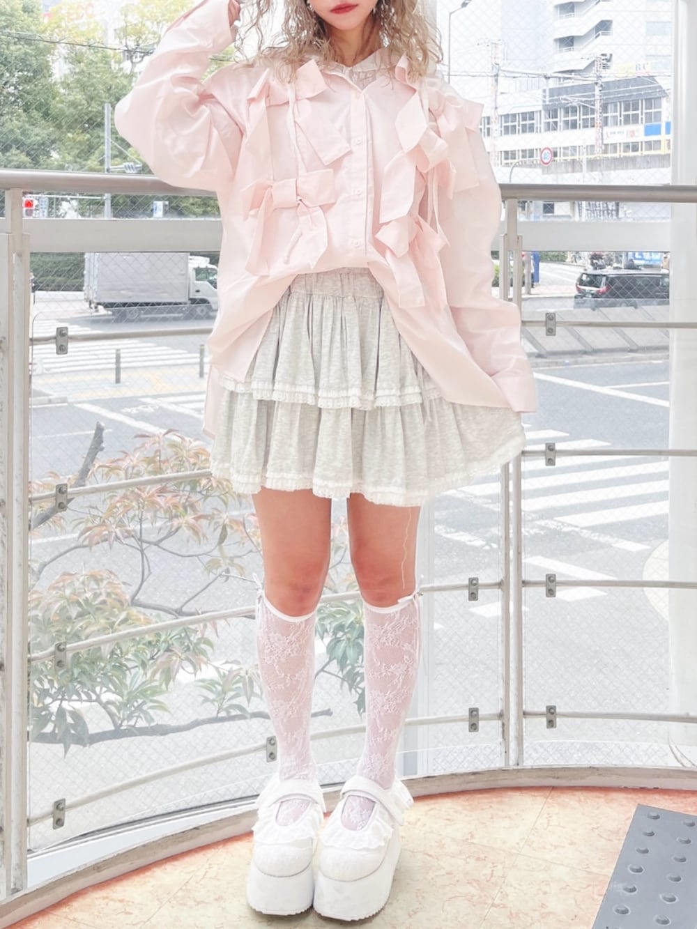 ホワイト系のTシャツ/カットソー、ピンク系のシャツ/ブラウス、グレー系のスカートを着用したレディースの冬コーディネートの8枚目の写真