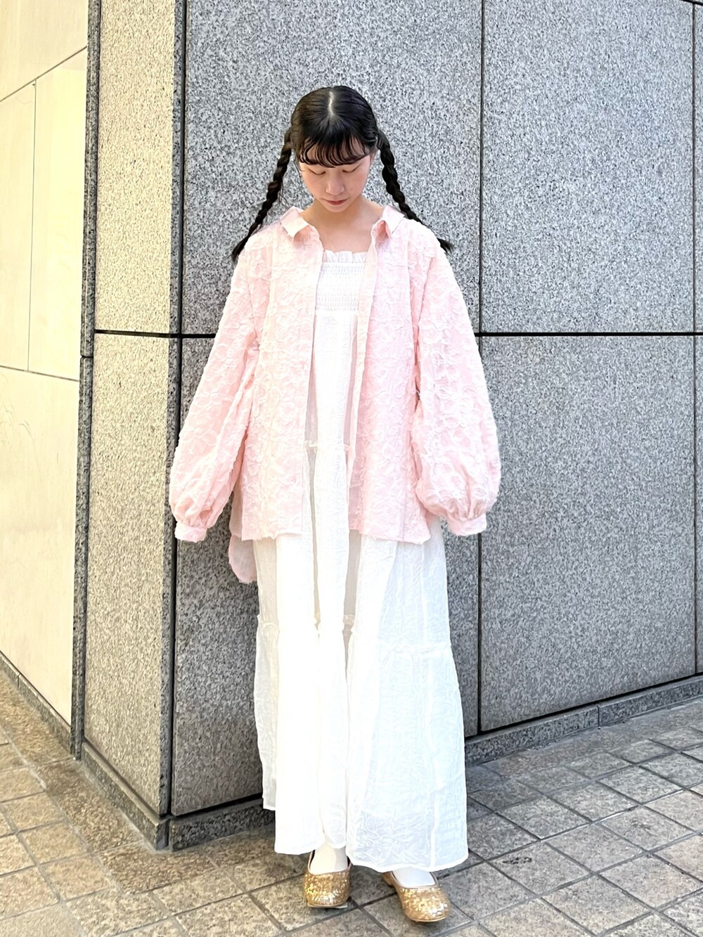 ピンク系のシャツ/ブラウス、ホワイト系のワンピース、ゴールド系のパンプスを着用したレディースの春コーディネートの2枚目の写真