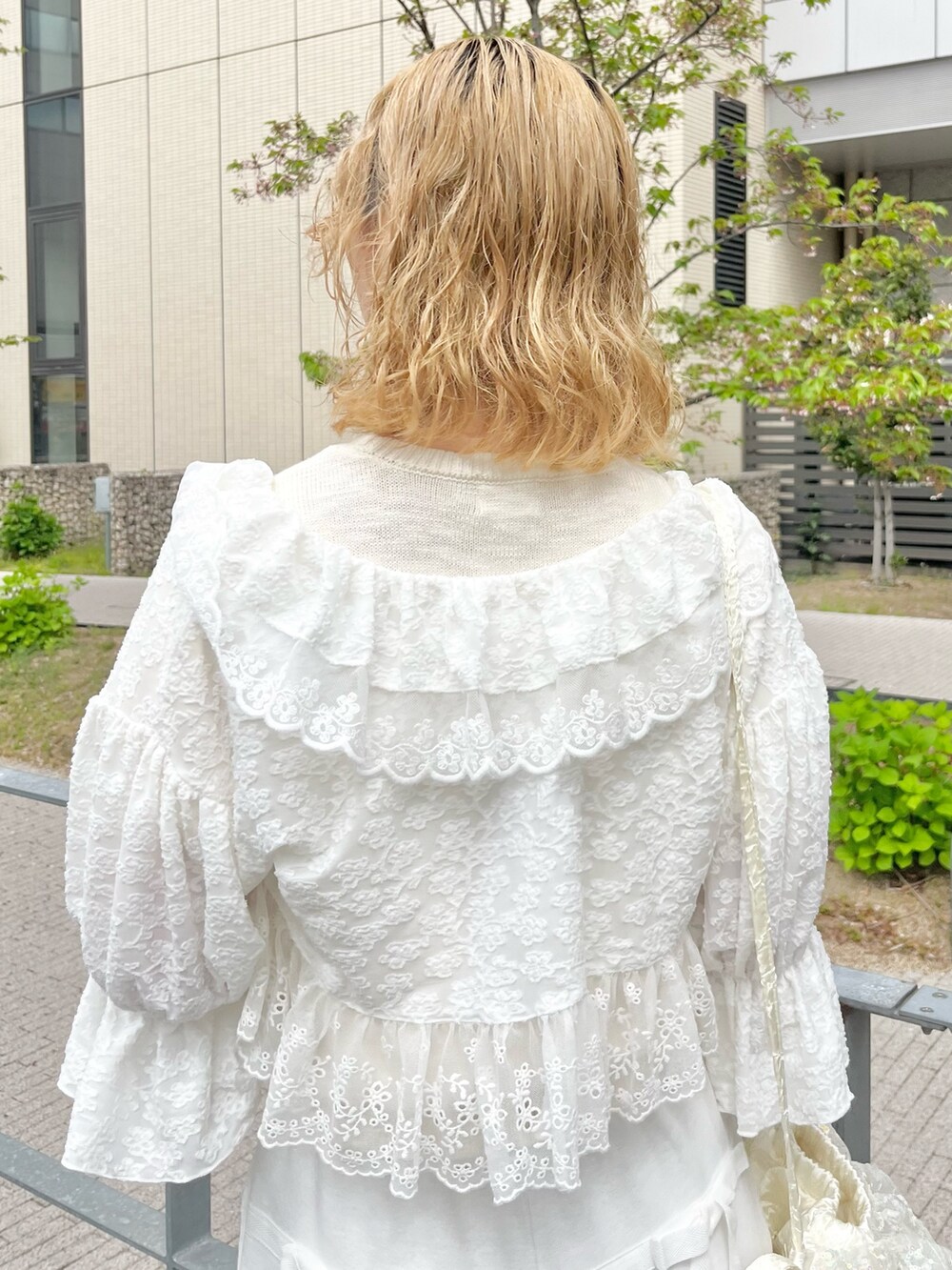 ホワイト系のカーディガン/ボレロ、ホワイト系のニット/セーター、ホワイト系のスウェットパンツを着用したレディースの春コーディネートの8枚目の写真