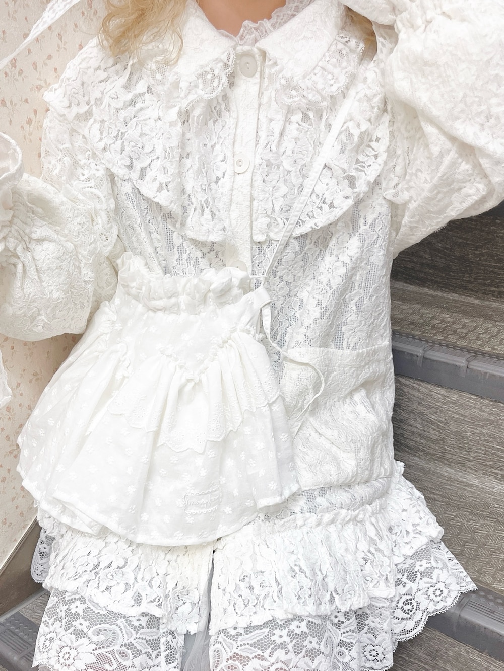 ホワイト系のテーラードジャケット、ホワイト系のTシャツ/カットソー、ブルー系のワンピースを着用したレディースの冬コーディネートの3枚目の写真