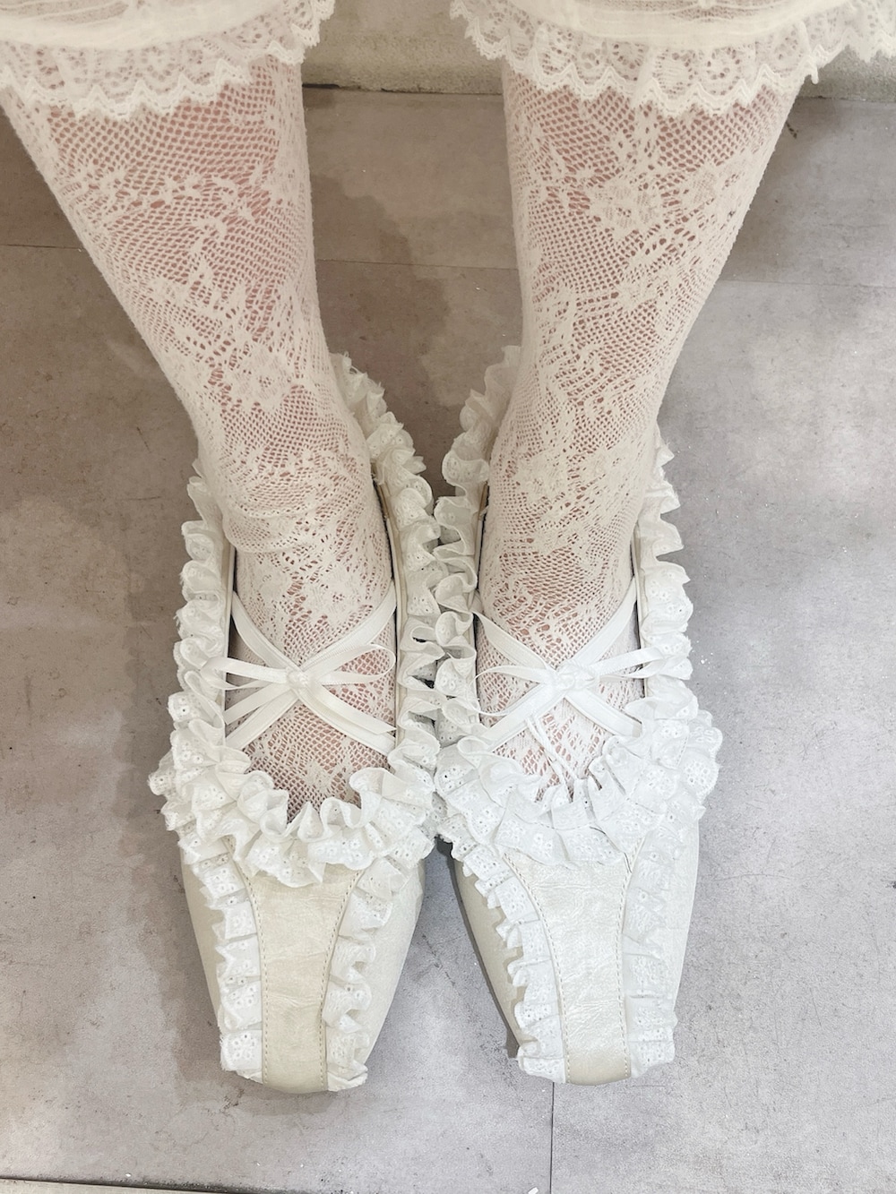 ホワイト系のシャツ/ブラウス、ピンク系のワンピース、ホワイト系のその他パンツを着用したレディースの冬コーディネートの9枚目の写真